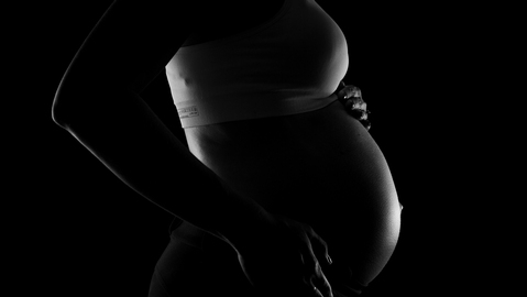 Fotografia en blanc i negre d'una dona embarassada.